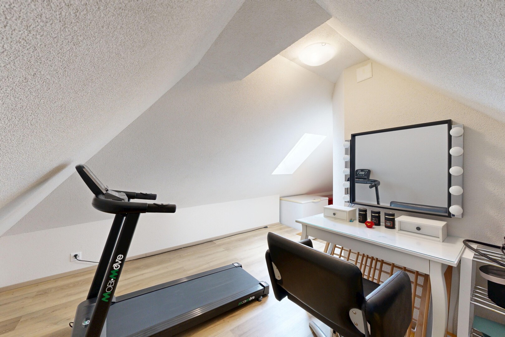 gym avec pièce supplémentaire, plafond texturé, textured ceiling, sol en finition bois, et wood finish floor