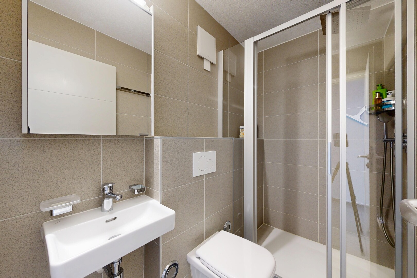 salle de bains avec mur en carrelage, tile wall, douche, salle de bain complète, et miroir