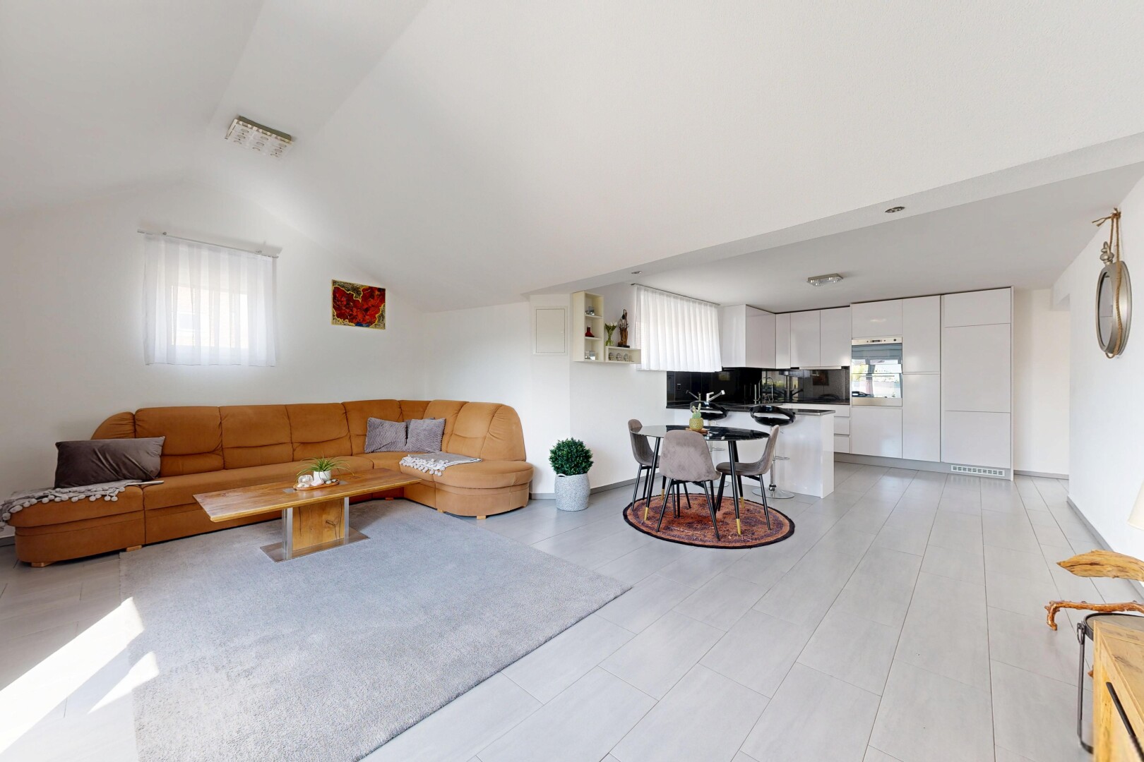salon / salle à manger avec inside property, full kitchen, light floor, lumière naturelle, et natural light