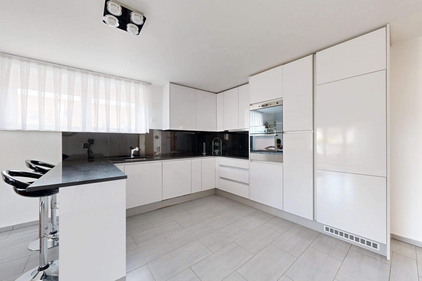 cuisine avec flat panel cabinets, armoires à panneau plat, light floor, kitchen bar, et bar de cuisine