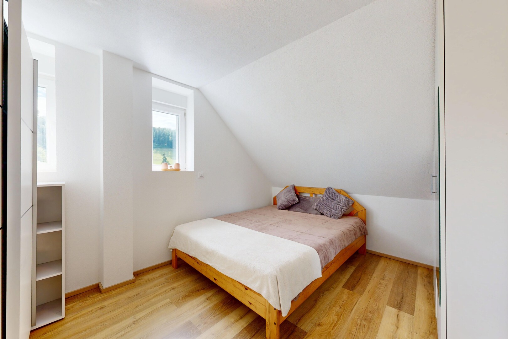 chambre avec wood finish floor, sol en finition bois, vaulted ceiling, plafond voûté, et drywall