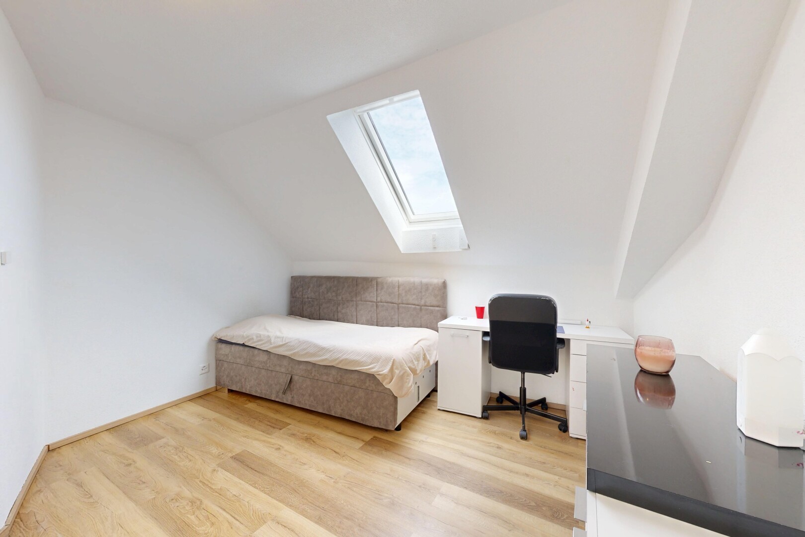 chambre avec espace bureau, puits de lumière, plafond voûté, vaulted ceiling, et sol en finition bois