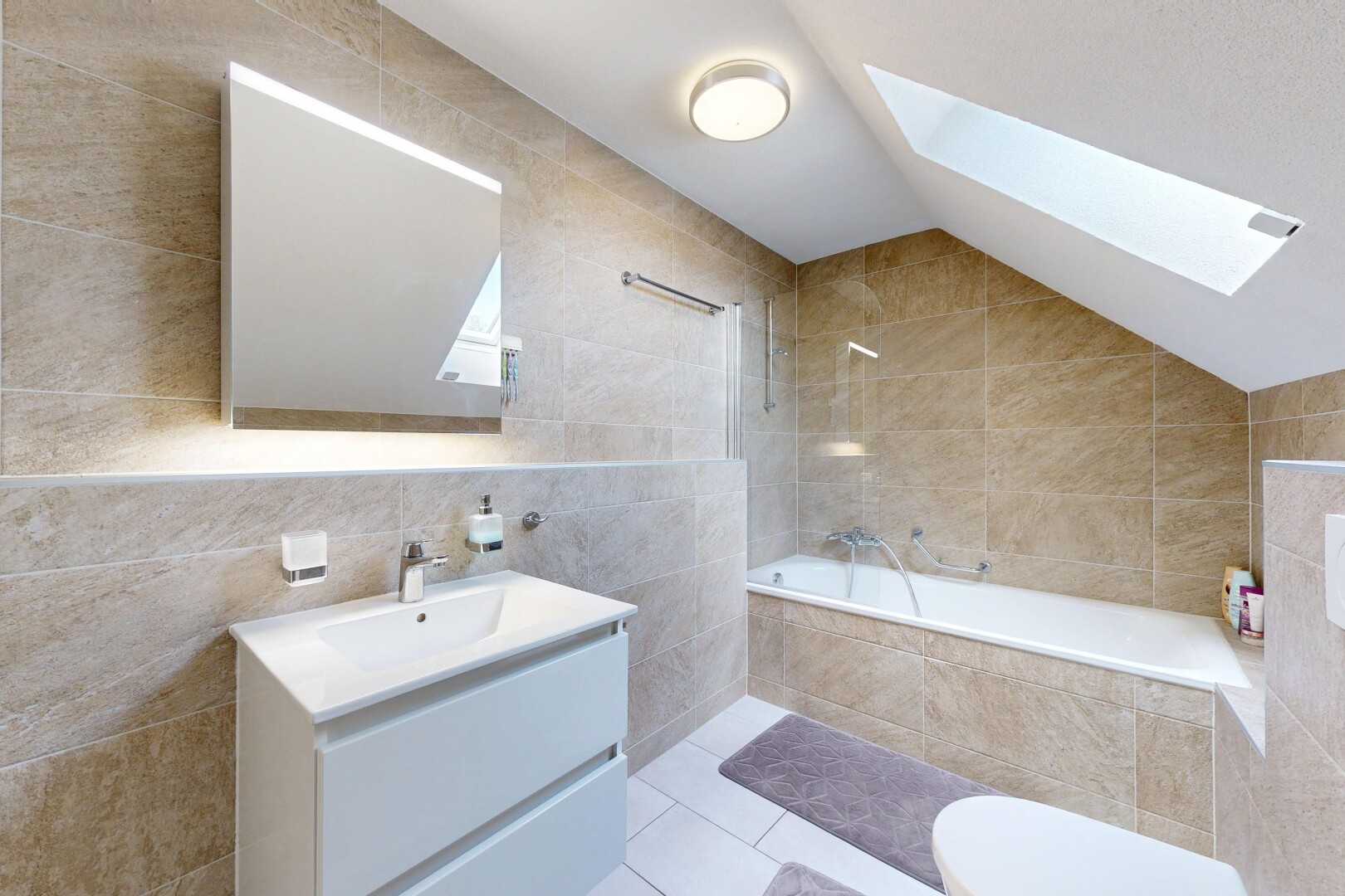 salle de bains avec tile wall, mur en carrelage, salle de bain complète, miroir, et bain
