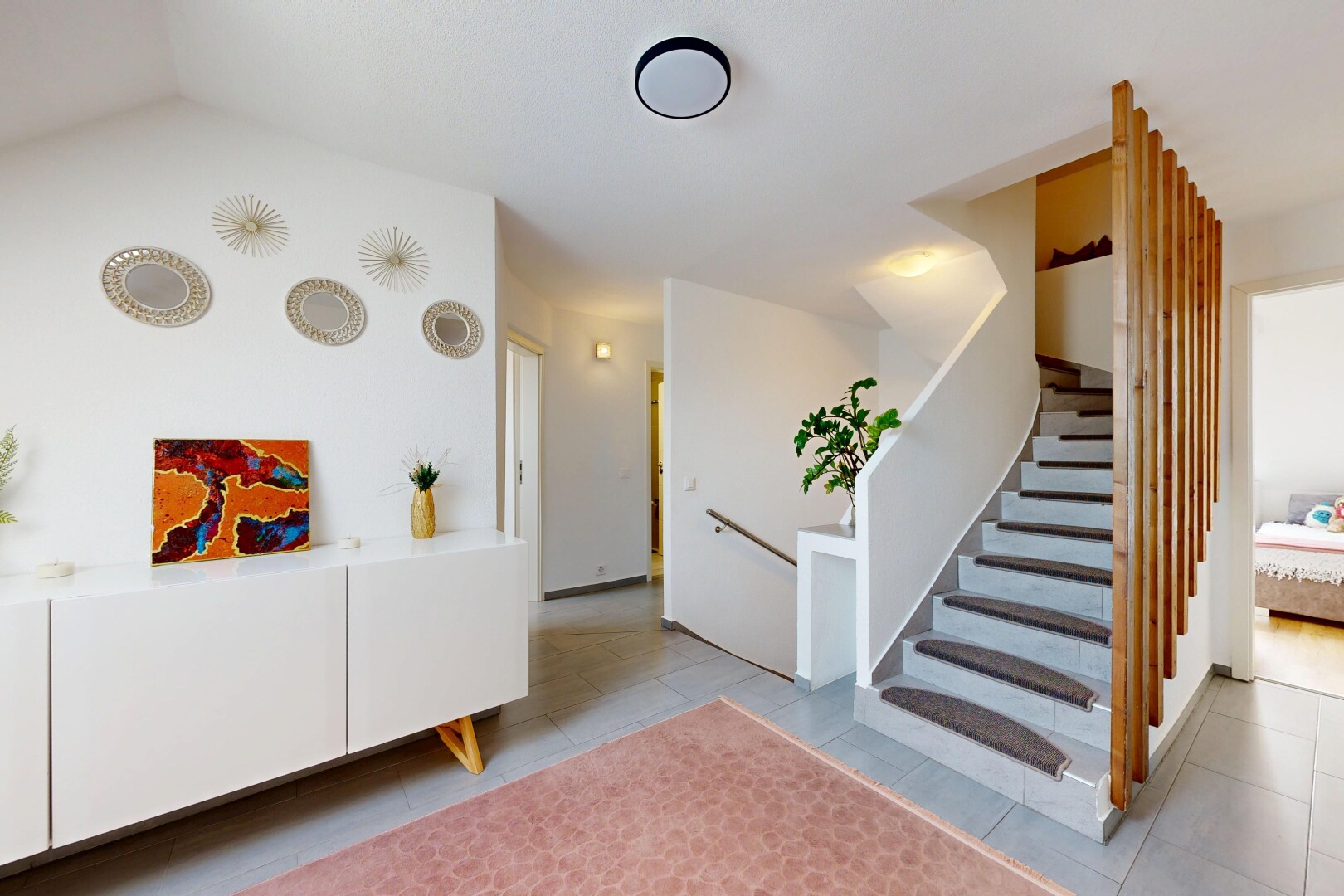 escaliers avec escaliers, cloison sèche, drywall, inside property, et sol en carrelage