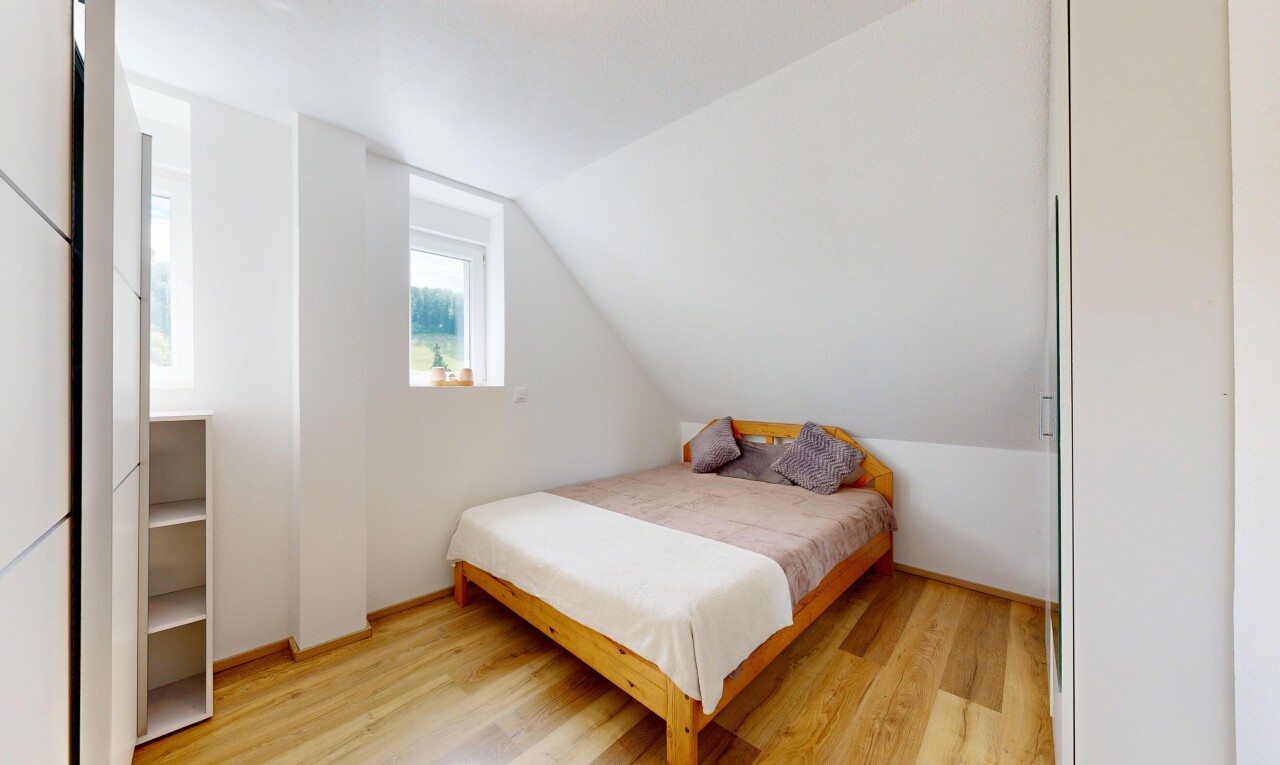 chambre avec wood finish floor, sol en finition bois, vaulted ceiling, plafond voûté, et drywall