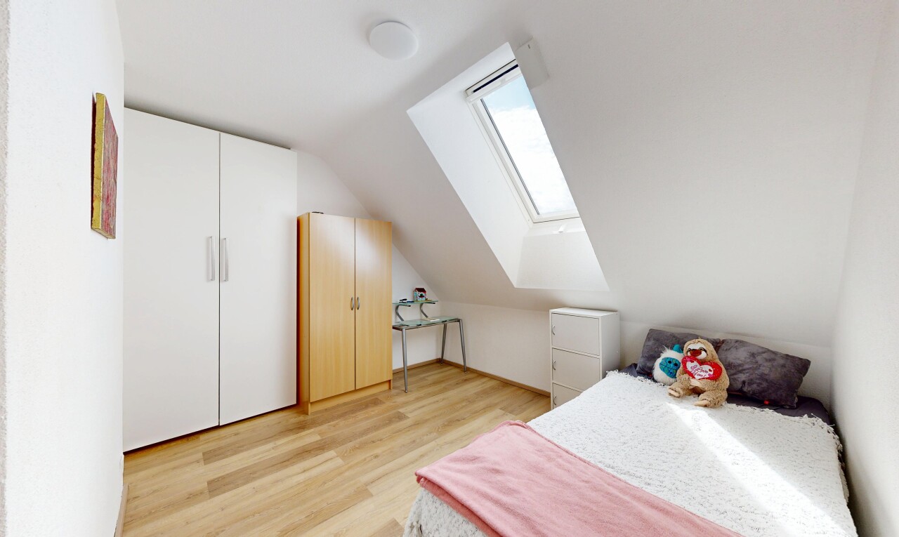 chambre avec sol en finition bois, wood finish floor, inside property, light floor, et pièce supplémentaire