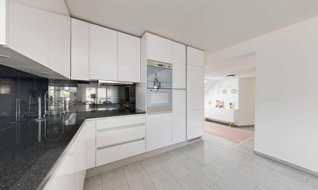 cuisine avec light floor, armoires blanches, armoires à panneau plat, white cabinets, et flat panel cabinets