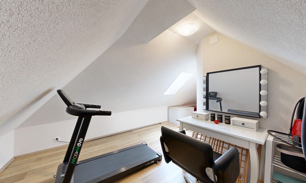 gym avec pièce supplémentaire, plafond texturé, textured ceiling, sol en finition bois, et wood finish floor