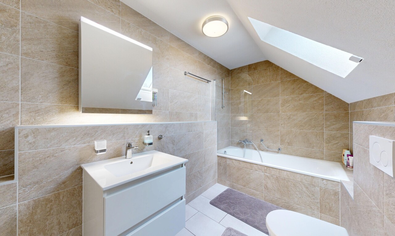 salle de bains avec tile wall, mur en carrelage, salle de bain complète, miroir, et bain