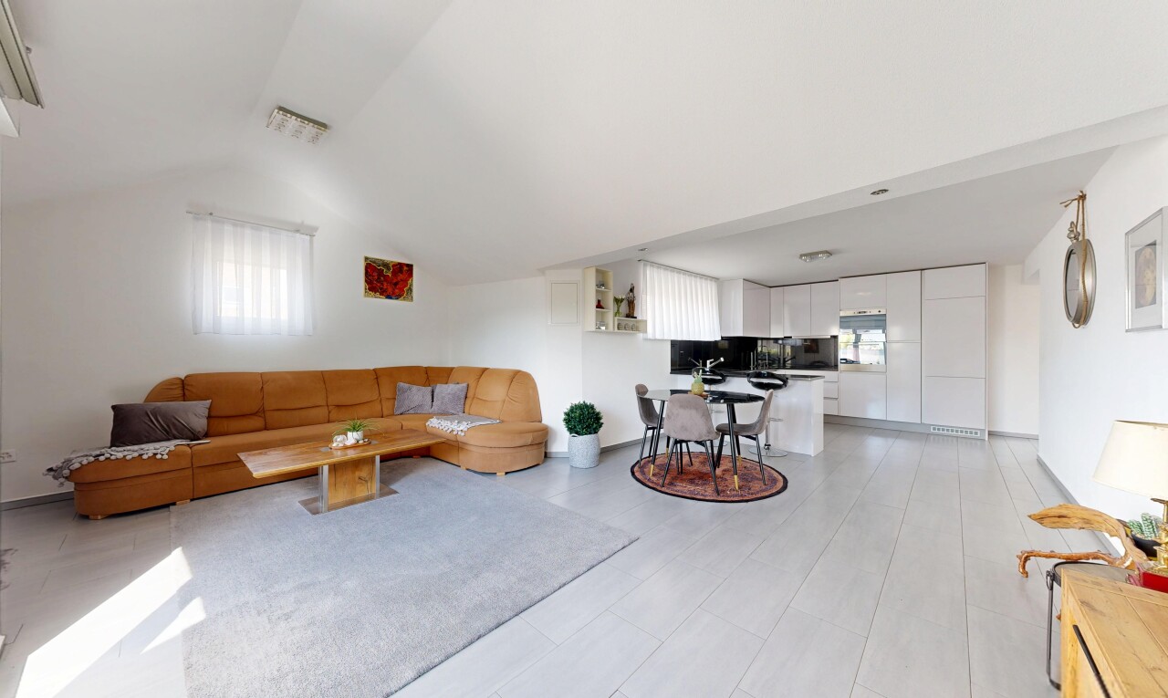 salon / salle à manger avec inside property, full kitchen, light floor, lumière naturelle, et natural light