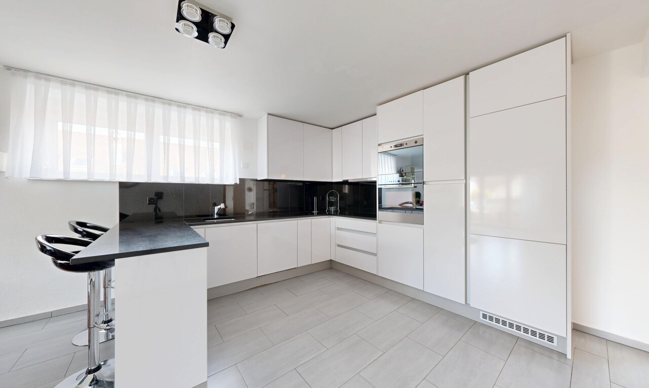 cuisine avec flat panel cabinets, armoires à panneau plat, light floor, kitchen bar, et bar de cuisine