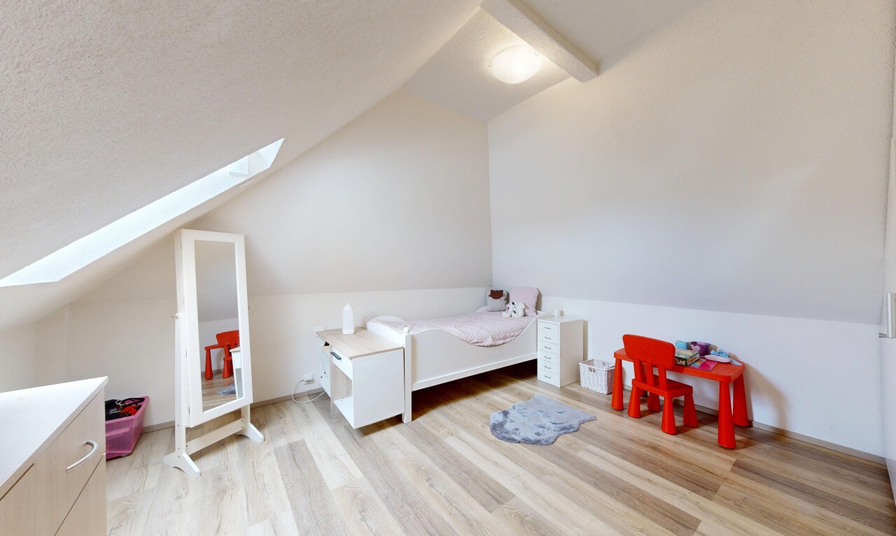 chambre avec pièce supplémentaire, plafond voûté, vaulted ceiling, puits de lumière, et inside property