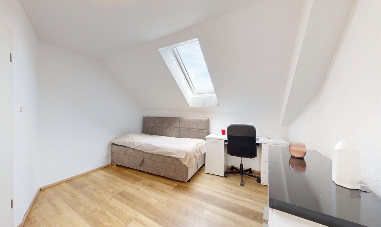 chambre avec espace bureau, puits de lumière, plafond voûté, vaulted ceiling, et sol en finition bois