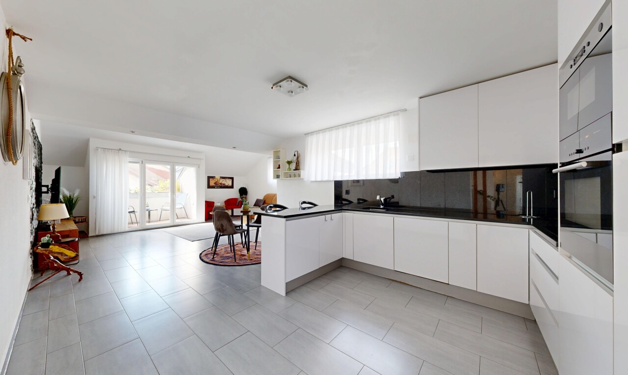 cuisine avec armoires à panneau plat, flat panel cabinets, armoires blanches, white cabinets, et inside property