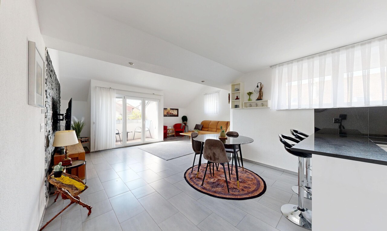 salon / salle à manger avec inside property, lumière naturelle, natural light, plafond voûté, et vaulted ceiling