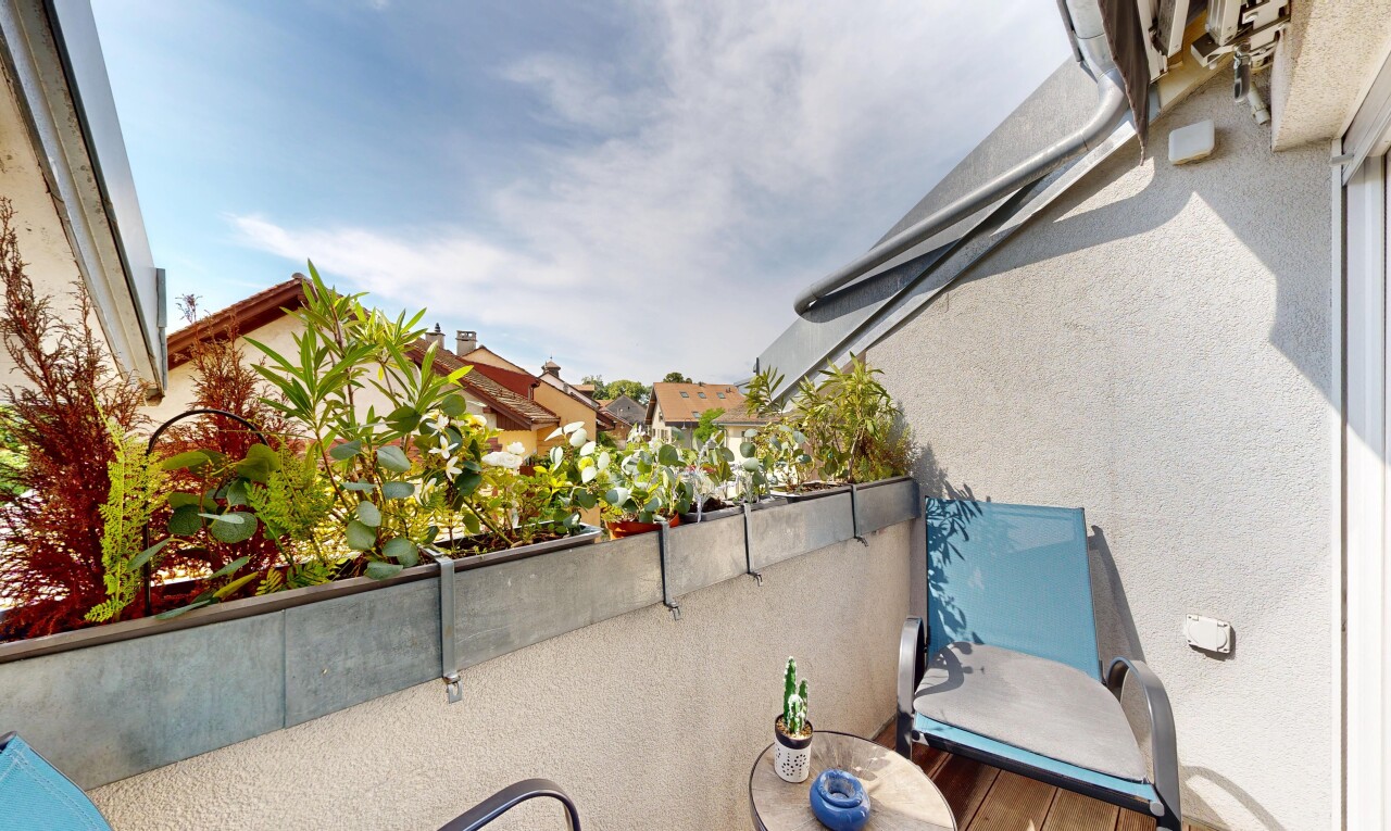 balcon avec from property, balcon, day time, et gril