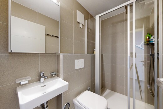 salle de bains avec mur en carrelage, tile wall, douche, salle de bain complète, et miroir