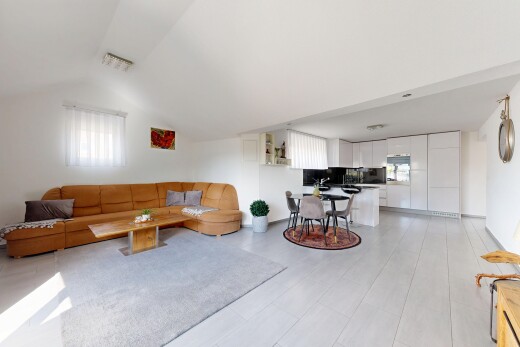 salon / salle à manger avec inside property, full kitchen, light floor, lumière naturelle, et natural light