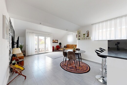 salon / salle à manger avec inside property, lumière naturelle, natural light, plafond voûté, et vaulted ceiling