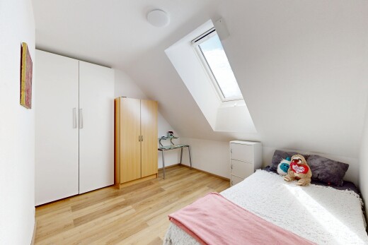 chambre avec sol en finition bois, wood finish floor, inside property, light floor, et pièce supplémentaire