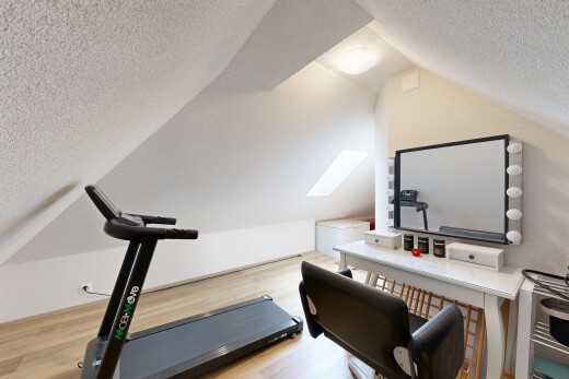 gym avec pièce supplémentaire, plafond texturé, textured ceiling, sol en finition bois, et wood finish floor