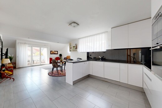 cuisine avec armoires à panneau plat, flat panel cabinets, armoires blanches, white cabinets, et inside property
