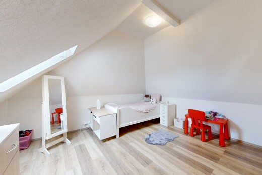 chambre avec pièce supplémentaire, plafond voûté, vaulted ceiling, puits de lumière, et inside property