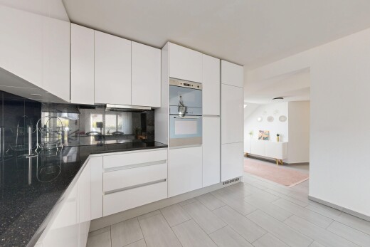 cuisine avec light floor, armoires blanches, armoires à panneau plat, white cabinets, et flat panel cabinets