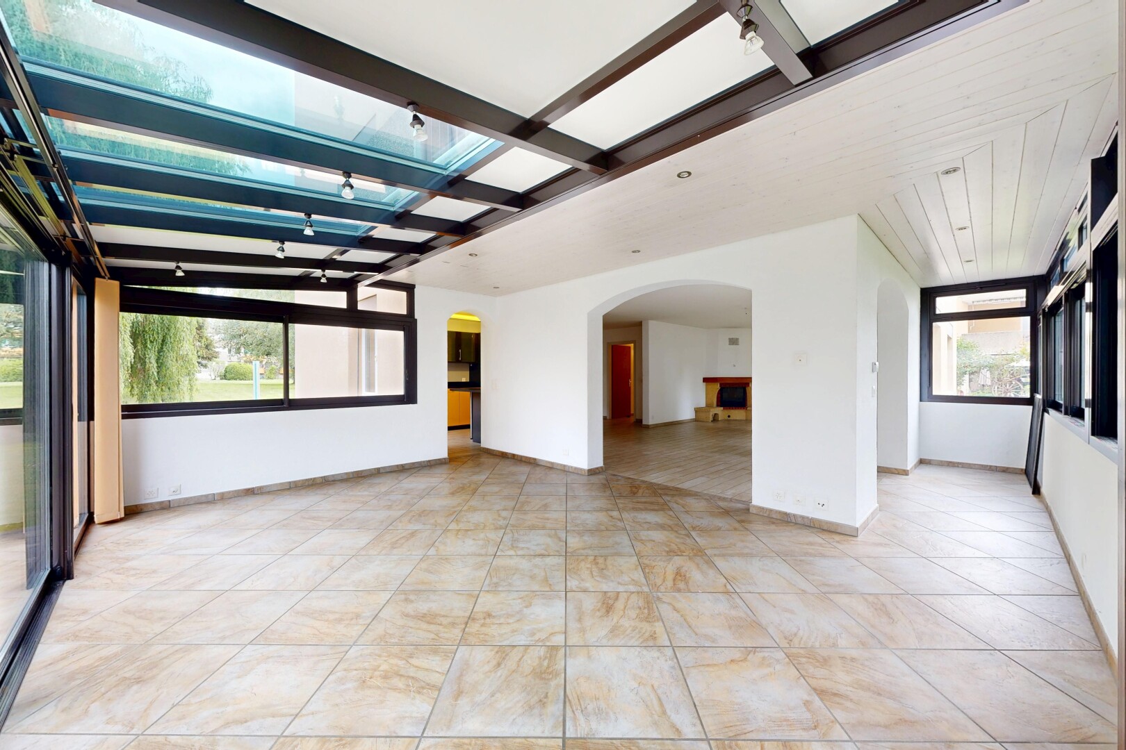 pièce vide avec passages en arc, inside property, natural light, lumière naturelle, et light floor