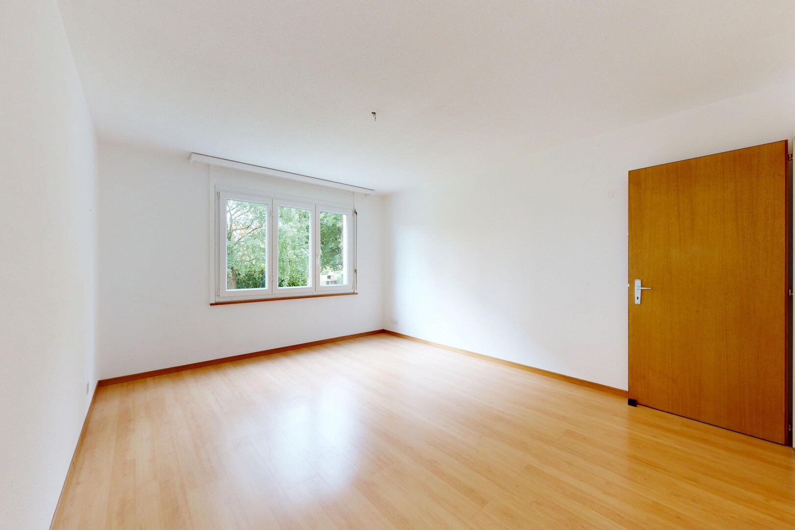 pièce vide avec inside property, wood finish floor, sol en finition bois, drywall, et cloison sèche