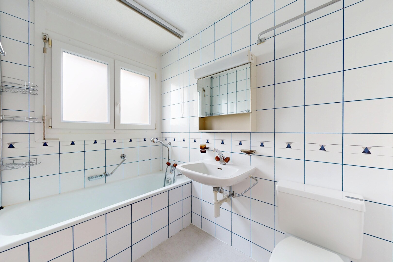 salle de bains avec salle de bain complète, mur en carrelage, tile wall, toilette, et miroir