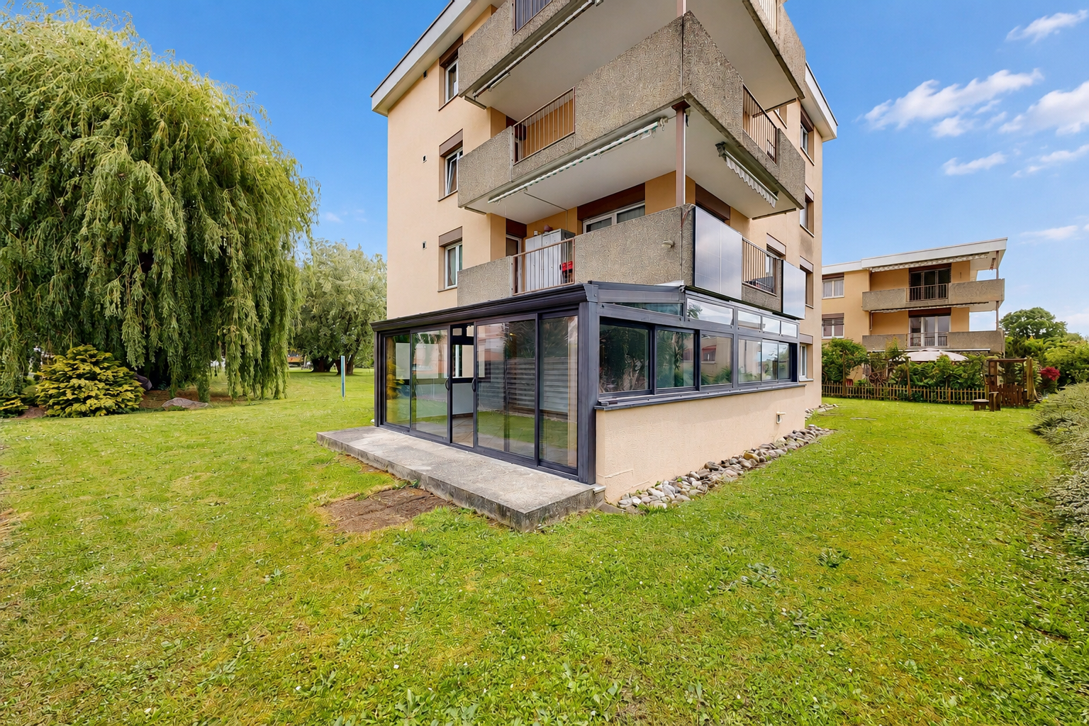extérieur du bâtiment avec day time et property visible