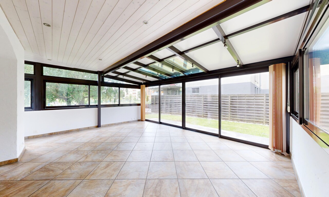 pièce vide avec inside community, lumière naturelle, natural light, plafond voûté, et vaulted ceiling