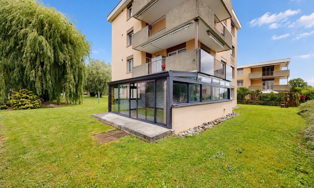 extérieur du bâtiment avec day time et property visible