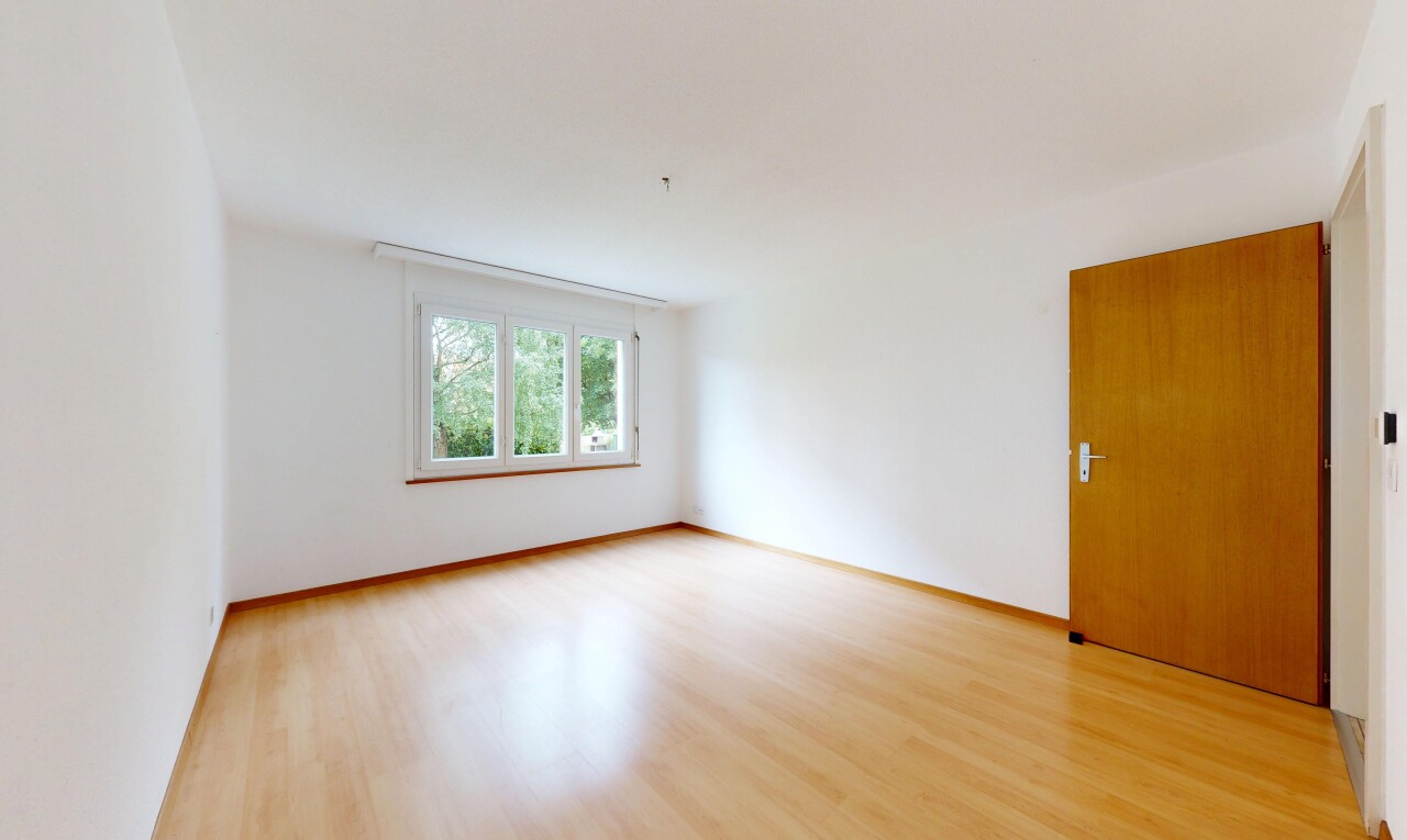 pièce vide avec inside property, wood finish floor, sol en finition bois, drywall, et cloison sèche