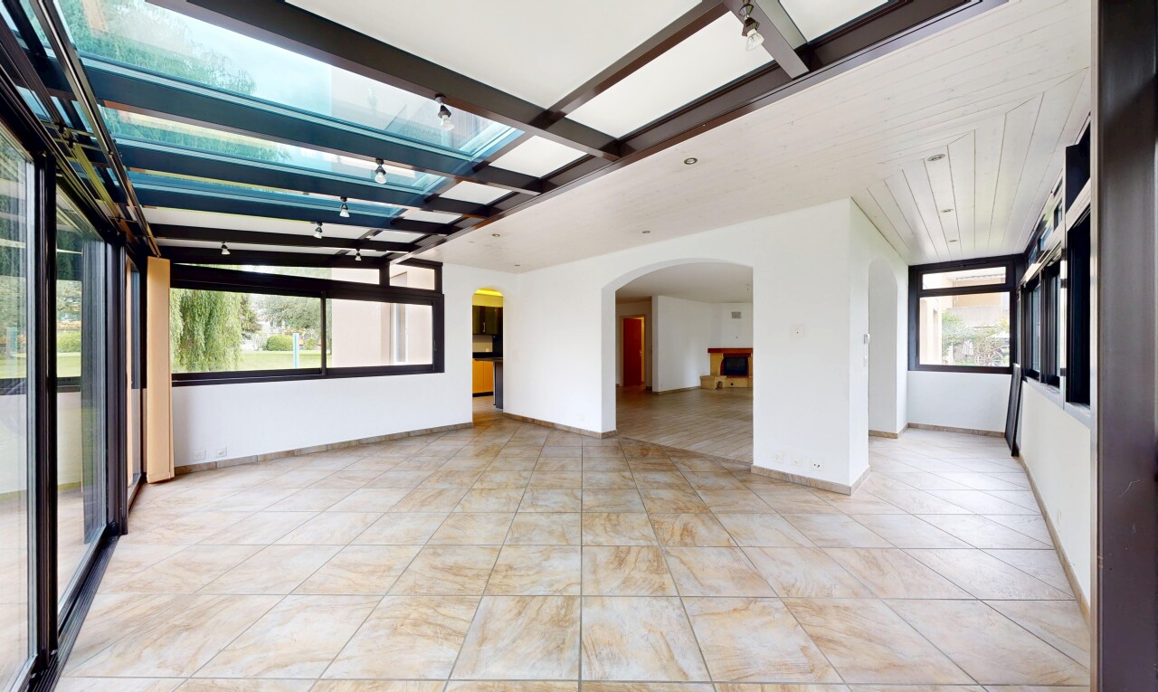 pièce vide avec passages en arc, inside property, natural light, lumière naturelle, et light floor