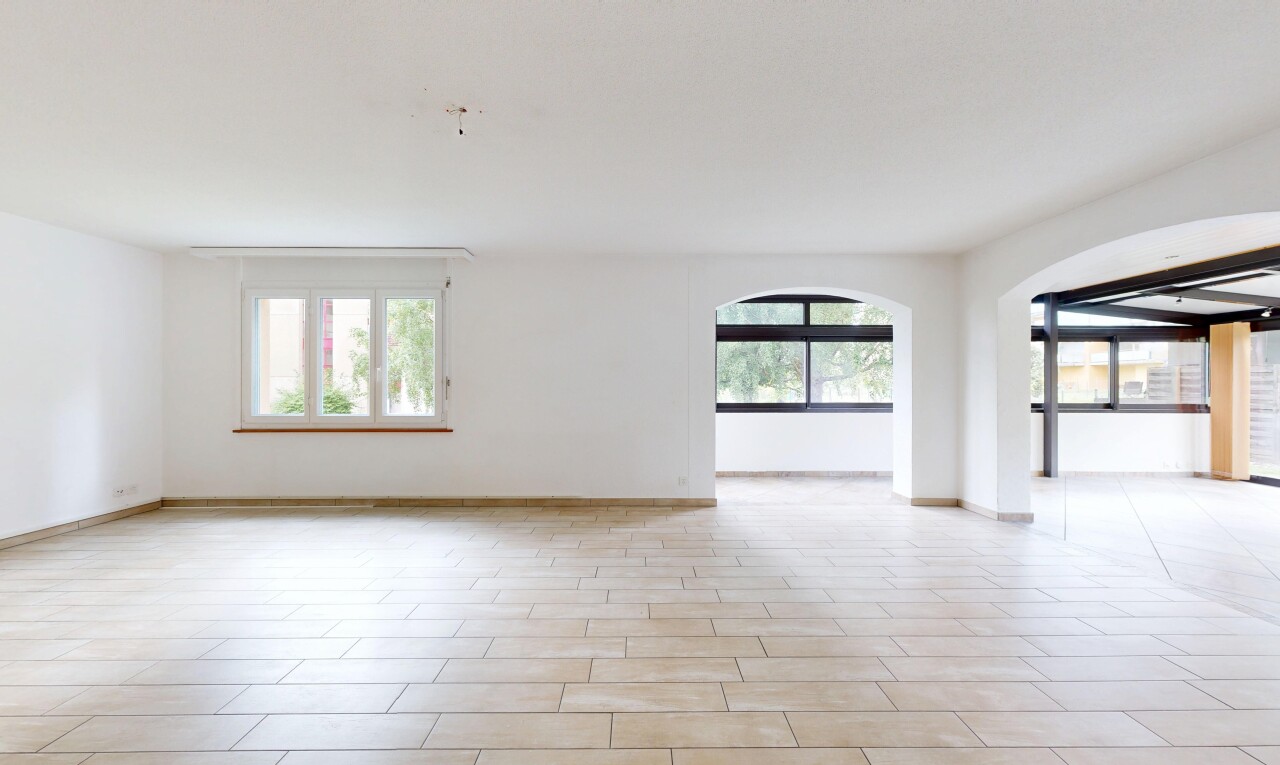 pièce vide avec passages en arc, inside property, cloison sèche, drywall, et lumière naturelle