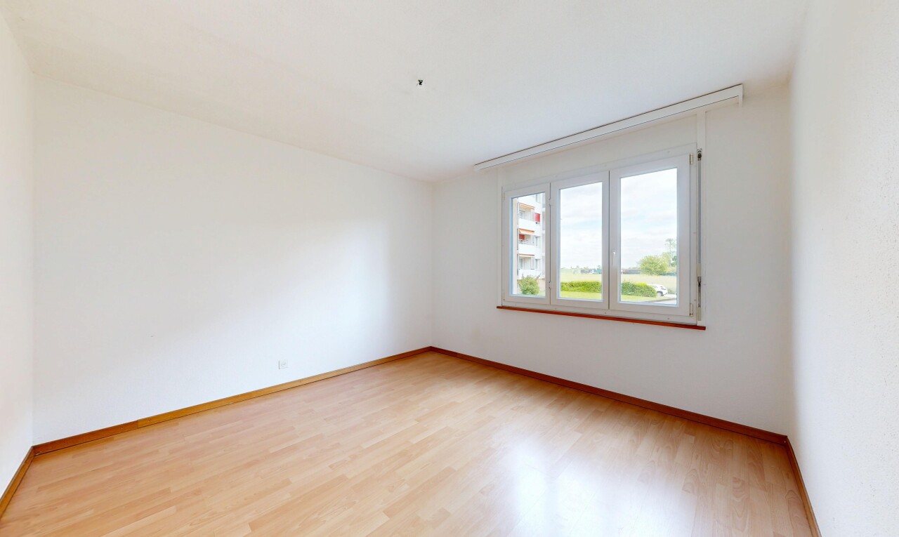 pièce vide avec cloison sèche, drywall, sol en finition bois, wood finish floor, et lumière naturelle