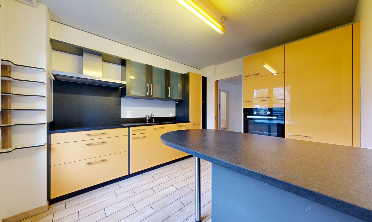 cuisine avec dark countertops, plans de travail, hotte, four, et light floor