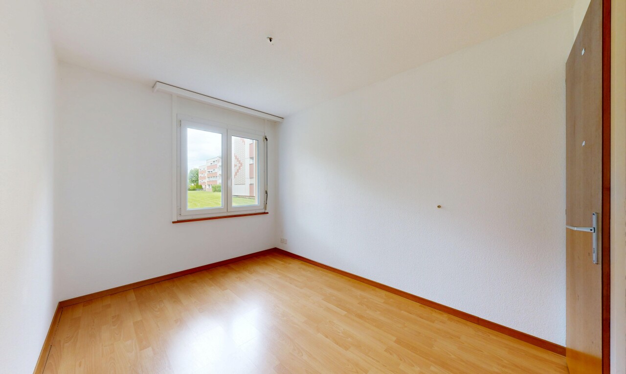 pièce vide avec sol en finition bois, wood finish floor, inside property, lumière naturelle, et natural light