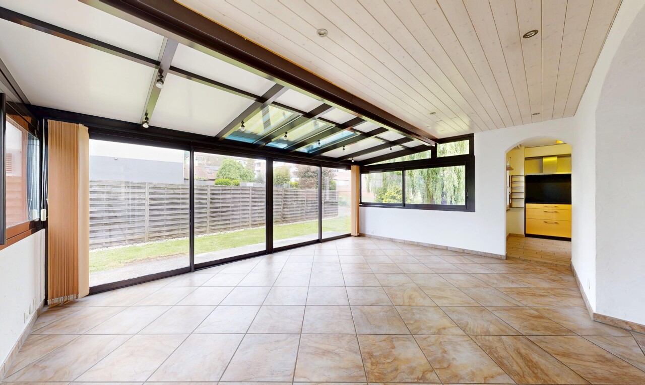 pièce vide avec inside property, drywall, cloison sèche, natural light, et lumière naturelle