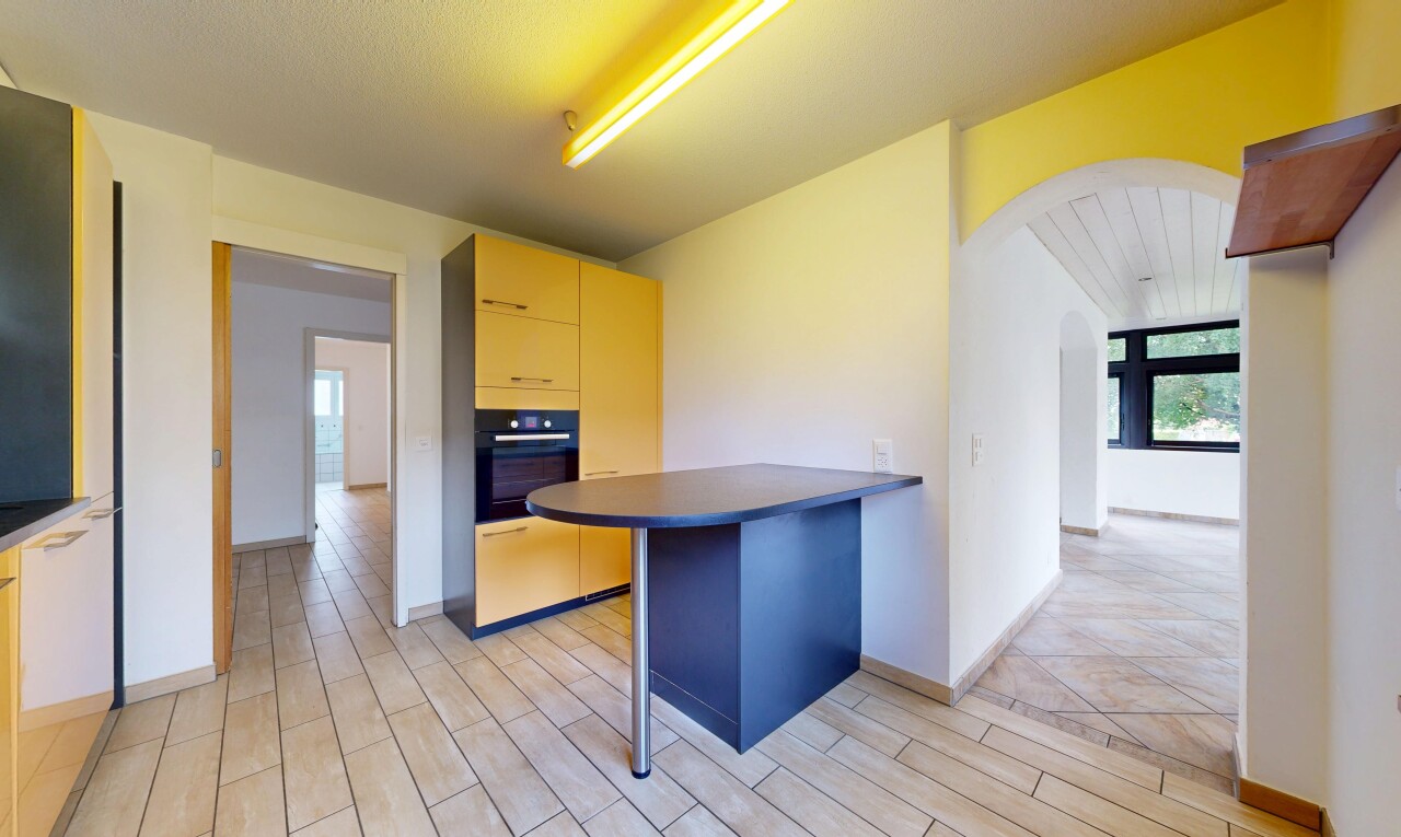 cuisine avec passages en arc, curved countertops, light floor, four, et plans de travail