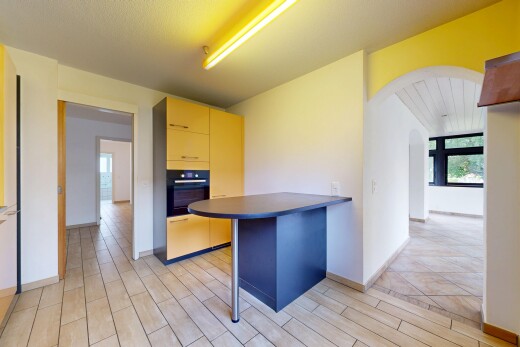 cuisine avec passages en arc, curved countertops, light floor, four, et plans de travail