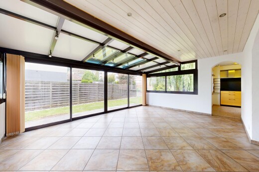 pièce vide avec inside property, drywall, cloison sèche, natural light, et lumière naturelle