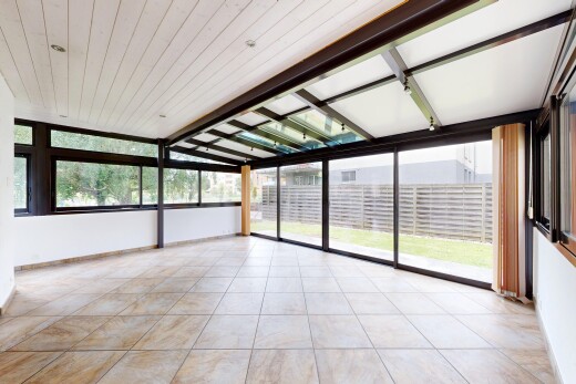 pièce vide avec inside community, lumière naturelle, natural light, plafond voûté, et vaulted ceiling