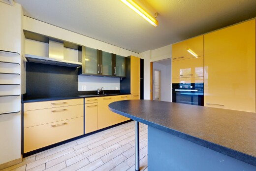 cuisine avec dark countertops, plans de travail, hotte, four, et light floor