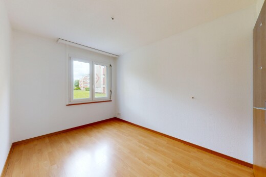 pièce vide avec sol en finition bois, wood finish floor, inside property, lumière naturelle, et natural light