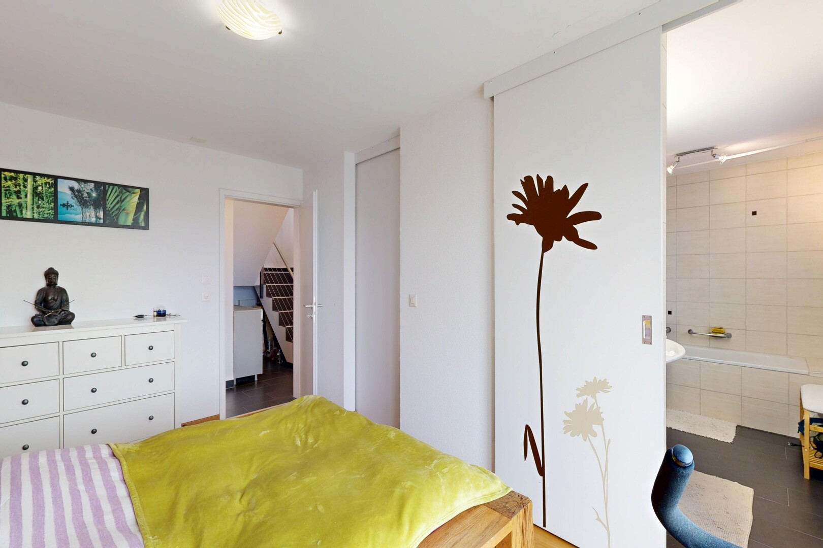 chambre avec cloison sèche, drywall, et inside property