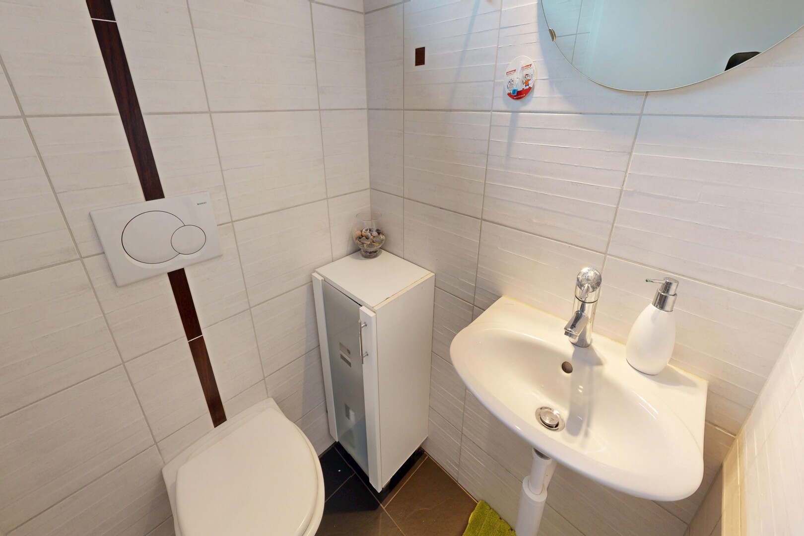 salle de bains avec mur en carrelage, tile wall, miroir, inside property, et toilette