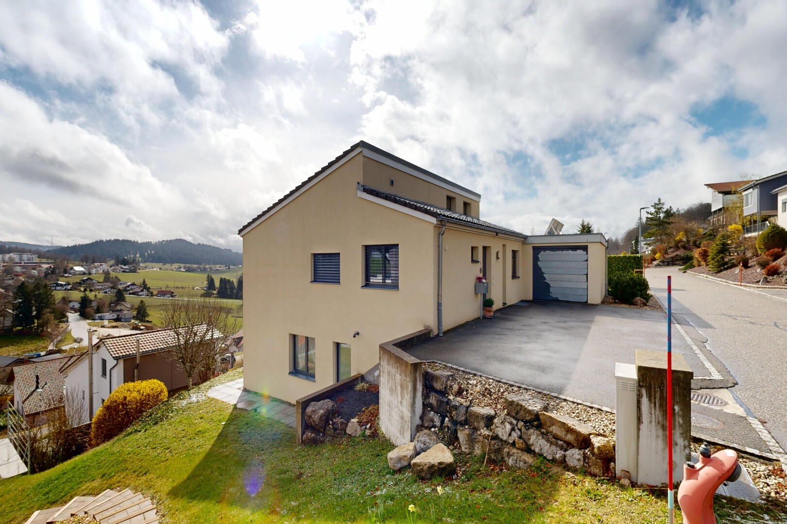 façade avec property visible, bardage en stuc, day time, et garage attaché